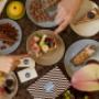 Bunte Auswahl an hausgemachten Torten, Schnitten und Wiener Mehlspeisen in Gregors Konditorei 1050 Wien – Kaffee und Kuchen in Margareten, ideal für Frühstück, süße Pause oder Geburtstagstorte zum Mitnehmen.
