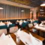 Gemütliche Innenansicht vom Restaurant Galaxie in Wien mit stilvollen Tischen, gedeckten Plätzen und angenehmer Beleuchtung. Ideal für kulinarische Erlebnisse, Familienessen oder Geschäftsessen.
