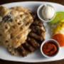 Traditionelles Gericht im Restaurant Galaxie in Wien: Gegrillte Ćevapčići mit frischem Brot, Ajvar, Käsecreme, Zwiebeln und Gemüse. Authentische Balkan-Küche für Genießer.