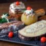 Hausgemachte Desserts im Restaurant Galaxie Wien: Bunte Auswahl an traditionellen Süßspeisen wie Bananenrolle, gefüllte Früchte und Kuchenvariationen. Frisch, köstlich und authentisch.