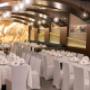 Festlich gedeckter Saal im Restaurant Galaxie Wien für Hochzeiten, Feiern und Events. Stilvolles Ambiente mit eleganten weißen Tischdecken und modernen Lichtelementen.