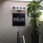 Eingangsbereich: init.at Schild
