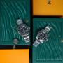 Zwei Rolex Submariner Taucheruhren aus Edelstahl mit schwarzem Zifferblatt, Leuchtzeigern, einseitig drehbarer Lünette und Oyster-Armband – legendäre Sportuhren mit höchster Präzision und Wasserdichtigkeit.