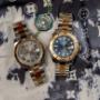 Zwei edle Rolex Uhren: Datejust Bicolor mit silbernem Zifferblatt und römischen Ziffern sowie Yacht-Master mit blauem Zifferblatt und goldener Lünette – präzise Automatikwerke im sportlich-eleganten Design.