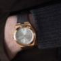 Vacheron Constantin Overseas Uhr in Roségold mit silbernem Zifferblatt, Datum, Automatikwerk und braunem Kautschukarmband – elegante Herrenuhr mit sportlichem Luxus und höchster Schweizer Uhrmacherkunst.