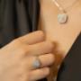 Ein glamouröser Diamantring mit zentralem Solitär, eingefasst von feinsten Pavé-Diamanten. Die doppelte Ringschiene sorgt für zusätzlichen Glanz und eine moderne, exklusive Optik. Dieses Design verbindet klassisches Handwerk mit einem Hauch von Extravagan