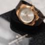 Exklusive Vacheron Constantin Overseas Luxusuhr in Roségold mit silbernem Zifferblatt, Automatikwerk, Datum und braunem Kautschukarmband – sportlich-elegante Herrenuhr mit höchster Präzision und zeitlosem Stil.