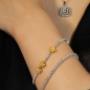 Ein funkelndes Diamantarmband, das pure Eleganz verkörpert. Schlanke Brillanten reihen sich eng aneinander und bilden ein strahlendes Band, das sich perfekt um das Handgelenk schmiegt. Das Schmuckstück ist klassisch, zeitlos und ein echter Eyecatcher – ob