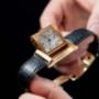Jaeger-LeCoultre Reverso Herrenuhr mit rechteckigem Gehäuse in Roségold, schwarzem Lederarmband, silbernem Zifferblatt und mechanischem Handaufzug – exklusive Luxusuhr mit drehbarem Gehäuse im ikonischen Design.