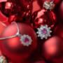 Hier treffen moderne Eleganz und klassischer Luxus aufeinander: Ein glamouröser Ohrring im Creolen-Stil, besetzt mit filigranen Diamanten. Das Schmuckstück strahlt Raffinesse aus und ist ein vielseitiger Begleiter – vom Business-Look bis zum Abendkleid.