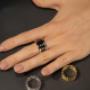 Bvlgari B.Zero1 Ring in Schwarzkeramik und Roségold, am Finger getragen – luxuriöses Schmuckstück mit ikonischem Design, unverwechselbare Kombination aus Eleganz und moderner Ästhetik.
