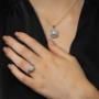 Dieser Diamantanhänger im stilvollen Quadrat-Design besticht durch klare Linien und brillantes Funkeln. Mehrere Reihen fein geschliffener Diamanten kreieren ein harmonisches Gesamtbild – ein Anhänger, der pure Klasse ausstrahlt und jedes Dekolleté veredel
