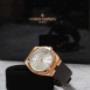 Vacheron Constantin Overseas Herrenuhr in Roségold mit silbernem Zifferblatt, Datum, Automatikwerk und Kautschukarmband – exklusive Luxusuhr mit sportlich-elegantem Design und Schweizer Uhrmacherkunst.