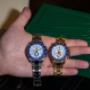 Ein faszinierendes Duo der Rolex Yacht-Master II in Stahl und Gelbgold. Mit ihrer markanten blauen Lünette und dem sportlich-technischen Zifferblatt stehen sie für nautische Präzision und moderne Eleganz.