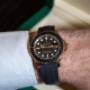 Luxuriöse Rolex Yacht-Master in Roségold mit schwarzem Zifferblatt und Oysterflex-Armband, am Handgelenk getragen – sportlich-elegante Herrenuhr mit Automatikwerk, Datumsanzeige und höchster Präzision.