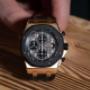 Eine Audemars Piguet Royal Oak Offshore in Roségold mit schwarzer Keramiklünette. Der kühle, industrielle Look des „Méga Tapisserie“-Zifferblatts trifft auf die warme Noblesse von Gold – ein Meisterwerk der Kontraste.