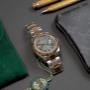 Elegante Rolex Datejust Bicolor Herrenuhr mit silbernem Zifferblatt, grünen römischen Ziffern, Datumsanzeige und geriffelter Lünette – Automatikklassiker mit luxuriösem Oyster-Armband für höchste Ansprüche.