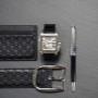 Cartier Santos Herrenuhr mit rechteckigem Gehäuse aus Edelstahl, schwarzem Lederarmband, römischen Ziffern und markantem Design – zeitloser Klassiker der Luxusuhren mit automatischem Uhrwerk.