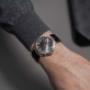 Louis Erard Automatikuhr für Herren mit silbernem Zifferblatt, römischen Ziffern und braunem Lederarmband – stilvolle Luxusuhr mit klassischem Design und hochwertiger Schweizer Uhrmacherkunst.