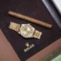Exklusive Rolex Day-Date Präsidentenuhr aus Gelbgold mit Diamant-Lünette, goldfarbenem Zifferblatt und President-Armband – luxuriöse Herrenarmbanduhr mit Automatikwerk und unverwechselbarer Eleganz.