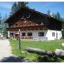 Halleiner Hütte in Adnet Außenansicht im Sommer