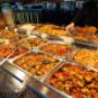 Gebratene Nudeln und asiatische Spezialitäten im Buffet des Terrakotta Kottingbrunn.