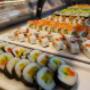 Frische Maki-Rollen mit Gemüse und Lachs im Asia Restaurant Terrakotta Kottingbrunn.