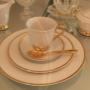 Elegantes Porzellan mit Goldrand Elegantes Porzellan mit Goldrand