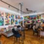 Stilvolles Interieur im Café Wortner Wien – eine Verbindung aus klassischer Wiener Kaffeehauskultur, moderner Kunst und gemütlicher Atmosphäre für Genießer.