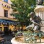 Außenansicht des Café Wortner in Wien mit einladender Terrasse und sonnigem Gastgarten – traditionelle Wiener Kaffeehauskultur mit Stil und Geschichte.