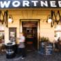 Café Wortner steht für echte Wiener Kaffeehauskultur mit Geschichte seit 1880. Hier treffen Tradition, hausgemachte Mehlspeisen und österreichische Küche im stilvollen Ambiente aufeinander.
