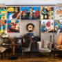 Café Wortner in Wien präsentiert sich als stilvoller Treffpunkt mit künstlerischem Flair, gemütlichen Sitzbereichen und einzigartigen Pop-Art-Elementen.