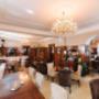 Elegantes Ambiente im Café Wortner Wien – klassisches Kaffeehaus mit warmem Holzinterieur, Kristalllüstern und gemütlichen Sitzplätzen für Genießer.