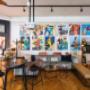 Kunstvoll gestalteter Salon im Café Wortner Wien – ein Ort, an dem Wiener Kaffeehauskultur, Kreativität und stilvolles Ambiente aufeinandertreffen.