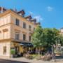 Gemütlicher Gastgarten des Café Wortner mit historischem Brunnen und schattigen Sitzplätzen – ideal für Frühstück, Kaffee oder Wiener Küche im Freien.
