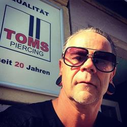Toms-Piercing