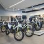 Enduro-/Offroad-Ausstellung Husqvarna Wien mit Bikes und Ausrüstung – ideal für Fahrwerksservice Motorrad Wien und Motorrad Ersatzteile Wien in der KTM Werkstatt.