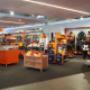Shopbereich bei KTM Wien mit Theke, Vitrinen, Motorradhelm und Motorrad Zubehör sowie Motorradjacke – alles im KTM Motorradgeschäft in Wien.