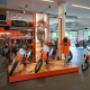 KTM Wien Showroom mit KTM Motorrad-Offroad-Modellen, Zubehörwand und Markenfläche – moderner KTM Flagshipstore in Wien.