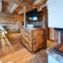 Wohnbereich mit Kamin im Chalet Almidylle Piredt Wohnbereich mit Kamin im Chalet Almidylle Piredt