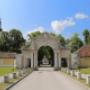 Eingang zur Zisterziensabtei Stift Heiligenkreuz im Wienerwald. Historische Sehenswürdigkeit in Niederösterreich nahe Wien.