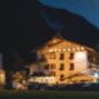 Hotel von aussen, Parkplatz