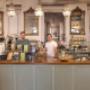 Bestelltheke im Wiener Rösthaus im Prater mit Kuchenauswahl, Kaffeemaschine und klassischem Café-Ambiente.