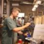 Robert ist leidenschaftlicher Barista und begeistert mit perfekter Latte Art. In seiner Freizeit liebt er das Radfahren. Familie steht für ihn an erster Stelle – mit guter Laune und Wiener Charme sorgt er täglich für großartigen Kaffeegenuss im Wiener Rös