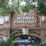 Fassade und Haupteingang vom Wiener Rösthaus im Wiener Prater mit historischer Ziegeloptik und markantem Schriftzug.