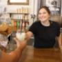 Lisi bringt gute Laune und Kaffee-Leidenschaft ins Wiener Rösthaus. Die gebürtige Greinerin liebt das Leben am Wasser, das Reisen und den Kontakt mit Menschen. Mit ihrer offenen Art sorgt sie für herzlichen Service und beste Stimmung an der Bar.