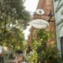 Traditionelle Kaffeehaus-Fassade des Wiener Rösthaus im Prater, bekannt für Wiener Kaffee, Rösttradition und gemütliches Ambiente.