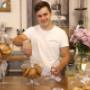 Victor ist unser Prinz im Wiener Rösthaus: hilfsbereit, engagiert und immer mit einem Lächeln im Einsatz. Ob hinter der Theke oder im Hintergrund – auf ihn ist Verlass und er sorgt täglich für beste Stimmung und Kaffeegenuss.
