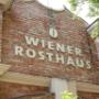 Fassade des Wiener Rösthaus im Prater als Symbol für Wiener Kaffeekultur, traditionelle Röstung und klassisches Kaffeehaus-Flair.