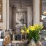 Stilvolle Kaffeetheke im Wiener Rösthaus im Prater mit Barbereich, Kronleuchtern und hausgemachten Süßspeisen. Gemütliches Café-Ambiente für Kaffee, Frühstück und Genuss in Wien.